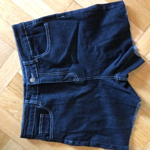 Stretch jeans shorts  - Aldrig använda Avklarat jeans  Mycket stretch  Midjemått 39cm x2
