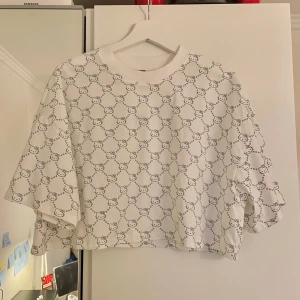 Hello Kitty tshirt - Supersöt hello kitty mönstrad tshirt 😻😻😻 Den har en lite oversized passform och är croppad 🤍 Helt ny med lappen fortfarande på 🤍🤍 