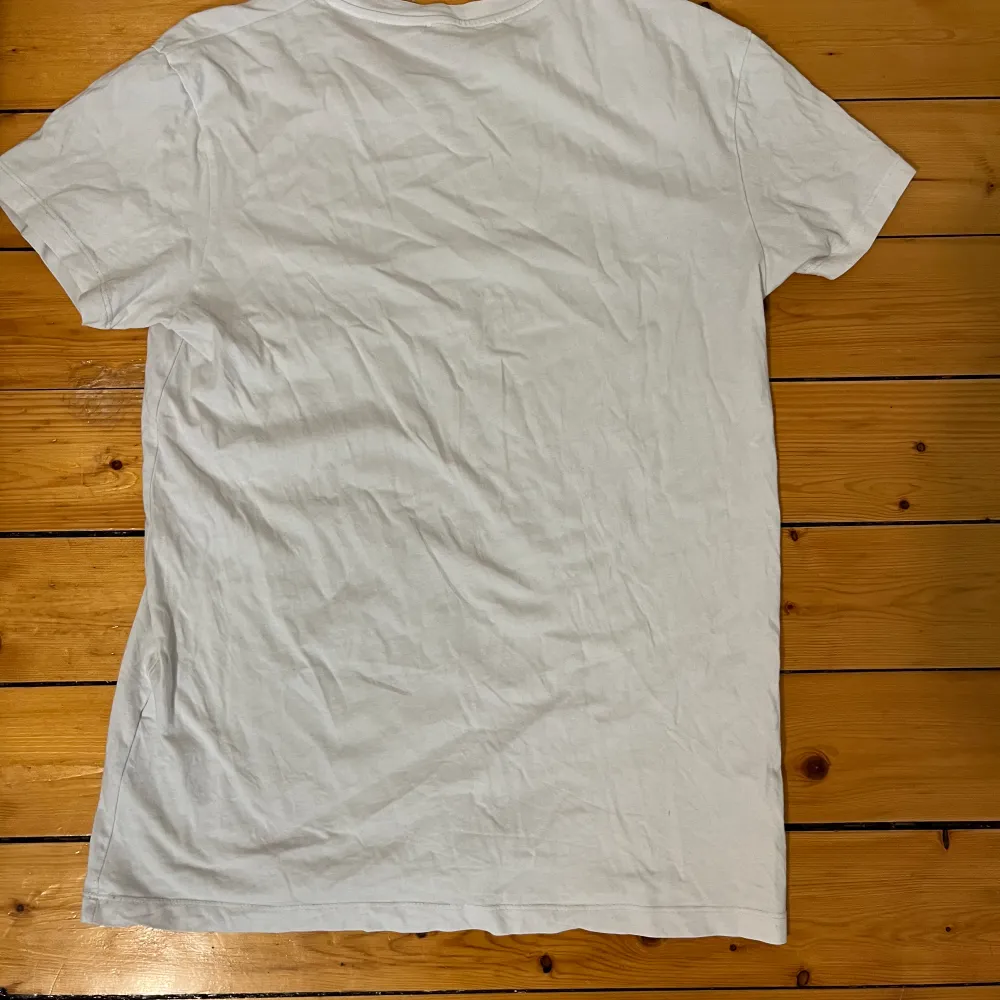Säljer nu min vita tshirt från märket samsøe samsøe. Storleken är M och är gjord av bomull. Säljer den då den är alldeles för liten. Endast använd ett fåtal gånger i bra skick. Original pris 349:-. Pm för mer info och bilder . T-shirts.