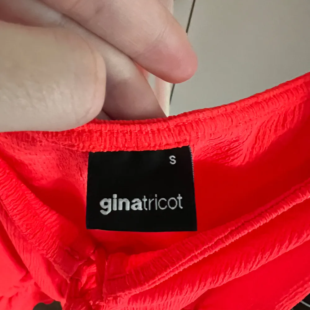 Röd topp från Gina Tricot. Endast testad, men var tyvärr för stor. Nypris ca 280 kronor.. Toppar.