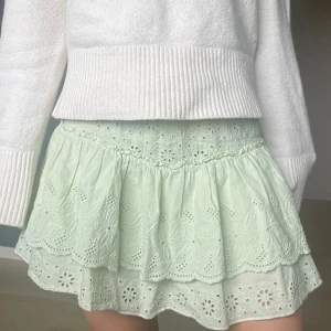 zara kjol - Intressekoll!!!vill se vad folk kan betala för den❤️snygg kjol med inbyggda shorts. finns ej att köpa längre! prislappen sitter kvar och den är endast testad.