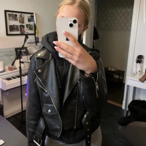 Skinn jacka  - Från Bik Bok, knappt använd så den är i bra skick, storlek S, normal i storleken