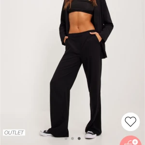 Slutsålda kostymbyxor - Kostymbyxor från nelly, nästan helt slutsålda🎀 strlk 34 passar xs/s, ny skick nypris 500kr, skriv för frågor!!🤍