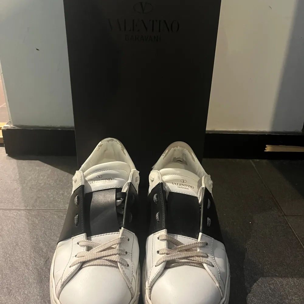 Valentino skor i bra skick strl 41. Kvitto. Låda extra snören finns kvar. Skor.