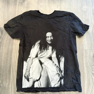 Billie Eilish t shirt - Köpt från store.billieeilish.com Nypris ca 500kr  Fint skick, knappast använd 