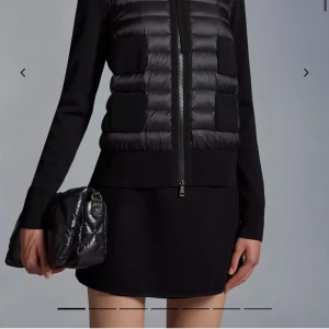  moncler cardigan  Intressekoll  - Intressekoll! På min moncler cardigan. Väldigt bra skick inga hål. Nypris är 9505kr. Jag har kvitto och  tags. Den är köpt i Stockholm.  kanske kan byta mot en ysl/valentino väska. 