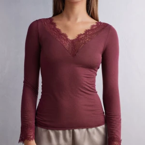 Intimissimi tröja med spets - Säljer denna fina tröja från intimissimi för att den är en storlek för stor för mig och därför används den inte längre💕 