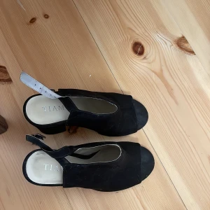 Klackarskor -  använt 2 gånger, fin skor och är i nyskick! 