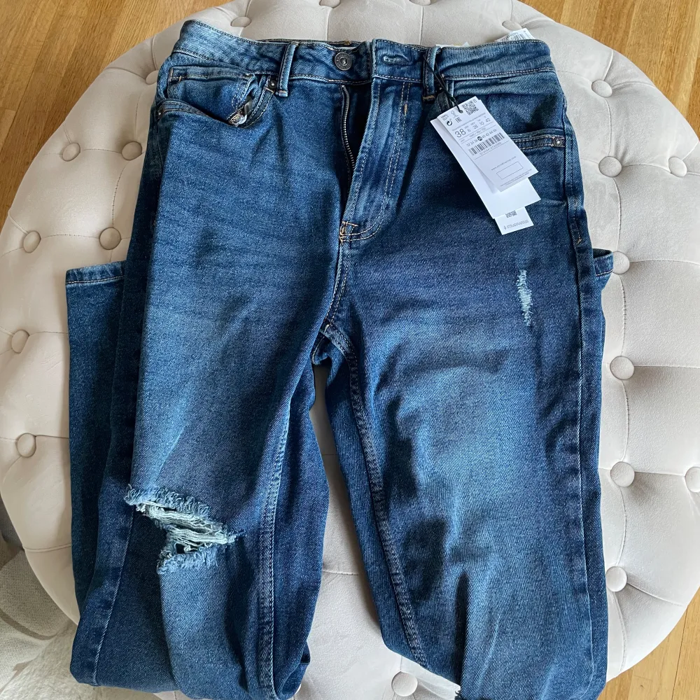 Helt nya mom jeans med etiketter kvar. Storlek 38 från Stradivarius. . Jeans & Byxor.