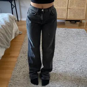 Mörkgråa midwaist jeans från Gina Tricot i strl 36 🌟 Använda 1 gång - superfint skick! Säljer pga att dom tyvärr är för långa för mig (är 1,60)  