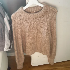 Stickad beige tröja  - En stickad beige H&M tröja som är gjort av polyamid, ull och alpacka (se fjärde bilden).