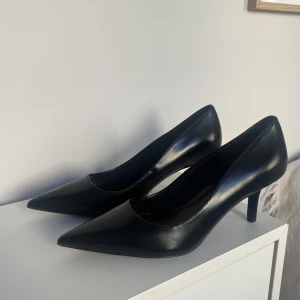 Klackskor - svarta pumps  - Superfina helt oanvända pumps i läderimitation från HM, storlek 38. Klackhöjd 4 cm. Säljer pga att de tyvärr är för stora❤️