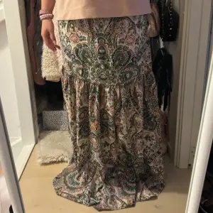 Sååå snygg lång kjol!! Jag är 154cm som referens.💓💓💓 köpt utomlands!