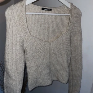 Urringad stickad topp - Superfin urringad stickad topp från Gina i superfint skick. Använd enstaka gånger. 
