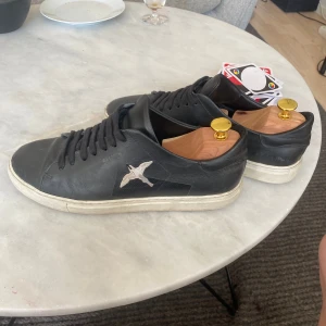 Axel arigato taper bird - St 41 väldigt bra skick tredje bilden var dom inte tvättade andra bilden är dom tvättade nu får du en super bra chans dom har andvens typ 1 månad du får med dig allt og