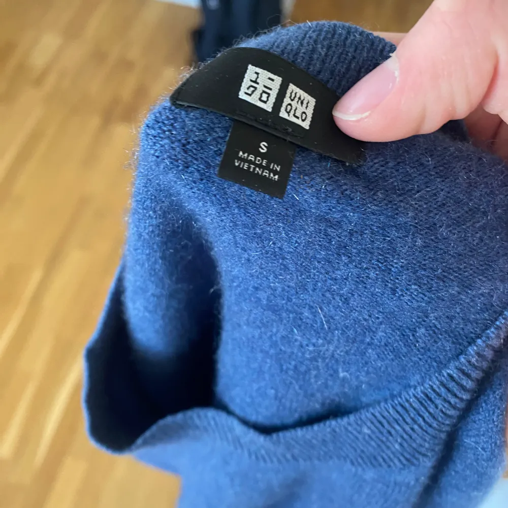 Säljer denna riktigt snygga tröja från uniqlo i en skön blå färg. Stlrk s, 100% Kashmir. Nypris 1700. Tröjor & Koftor.