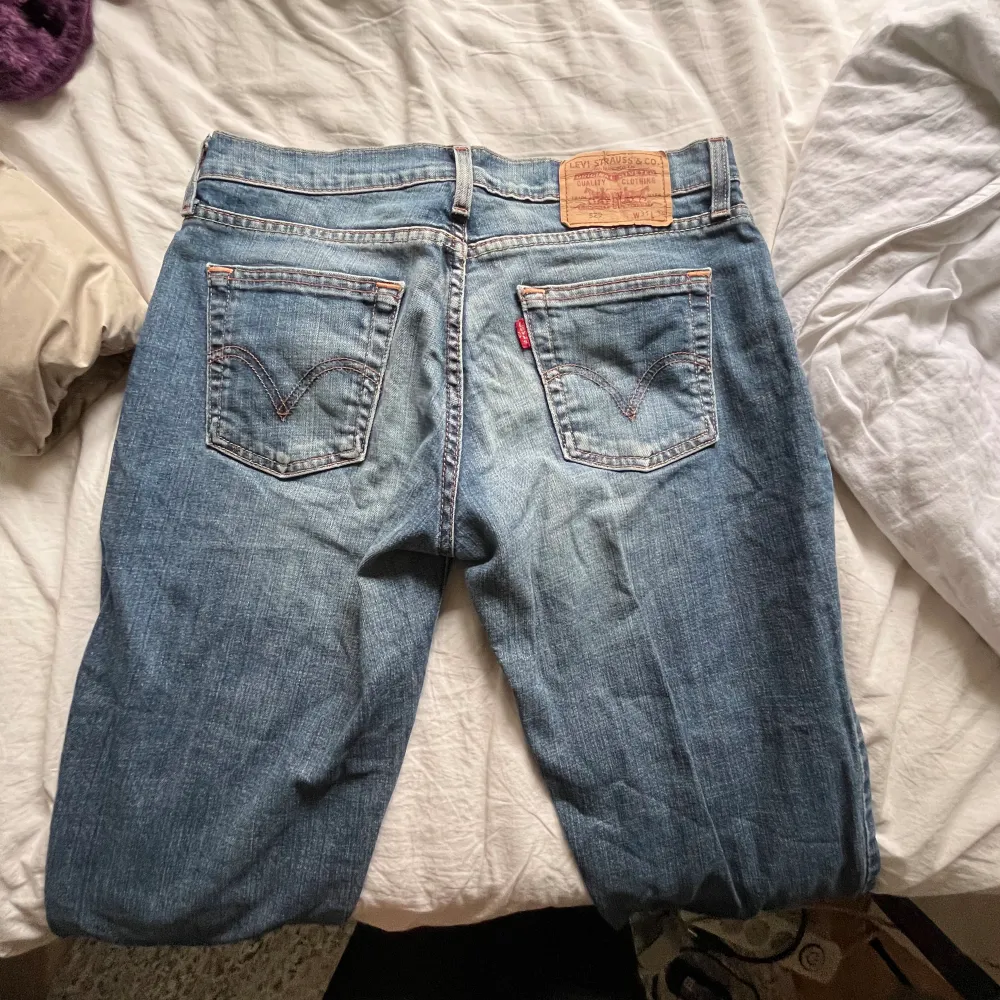 Säljer dessa skit snygga utsvängda low waist jeans som är W31 L34 vilket passar mig som har strl 40 i lågmidjade men skulle säga att det passar strl 38! 😍 är öppen för prisförslag! . Jeans & Byxor.