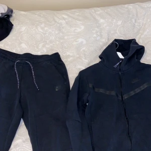 Nike Tech Fleece Set - Nike Tech Fleece   Hoodie + Byxor I Nyskick  Storlek S  Passar även M
