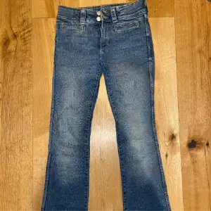Blåa lågmidjade utsvängda jeans från H&M! Jätte snygga fickor där bak och fram. Har band så man kan justera storleken i midjan. Jätte trendiga och snygga! Storlek 164 men passar som S. Köparen står för frakten 