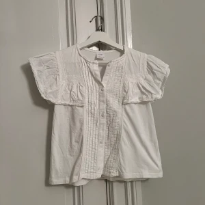 Zara blus - Säljer denna jättefina blus från zara. Den är köpt på barnavdelningen i storlek 164 men passar mig som har xs-s.
