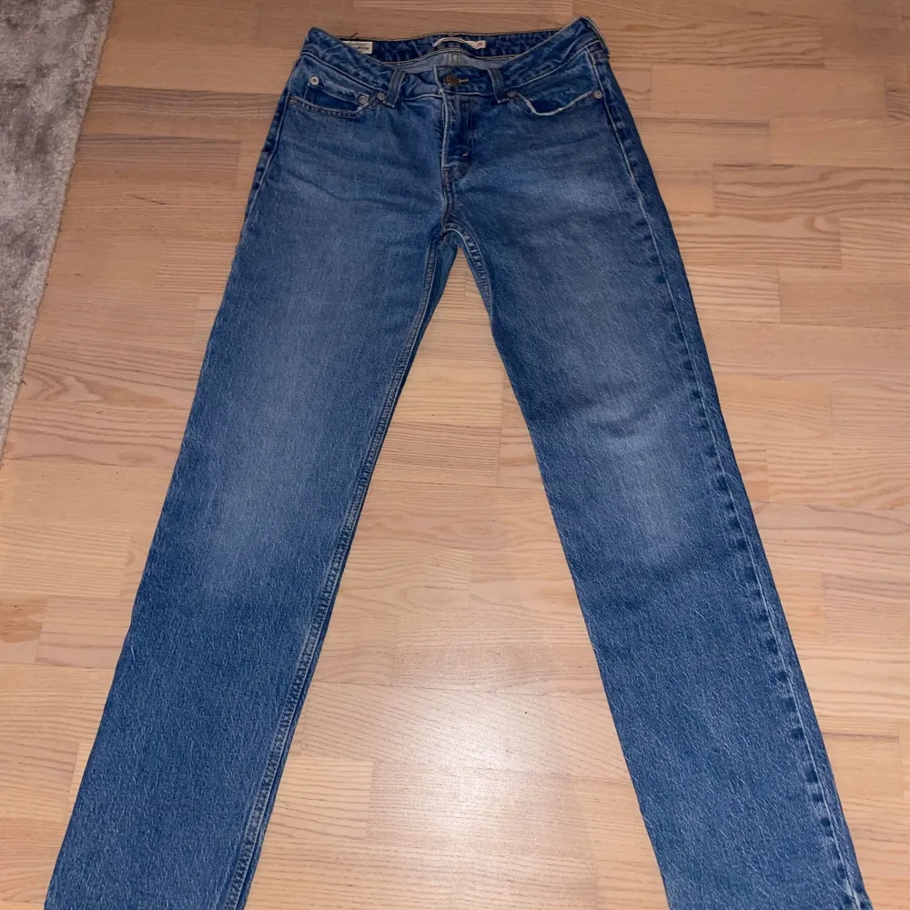Snygga low/midwaist blåa Levi’s jeans som heter ”low pitch straight” i storlek 25/31. Nypris 1200 kr och väldigt bra skick 💗 tveka inte på att kontakta om ni har frågor! . Jeans & Byxor.