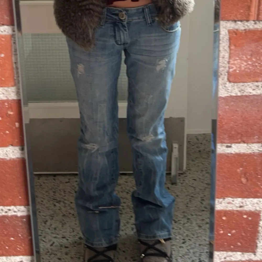 världens snyggaste bootcut jeans🩷🩷 jag är 163cm och dem passar mig jättebra.. innerbenslängd 72cm 33cm midjemått . Jeans & Byxor.