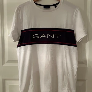 GANT T-shirt i strl. S - Kortärmad tee / tröja från Gant. Vit med marinblå revär på bröstet.  Mycket fint skick, sparsamt använd.  Strl. S Kommer från ett djur & rökfritt hem.  Se gärna mina övriga annonser, stor garderobsrensning. 