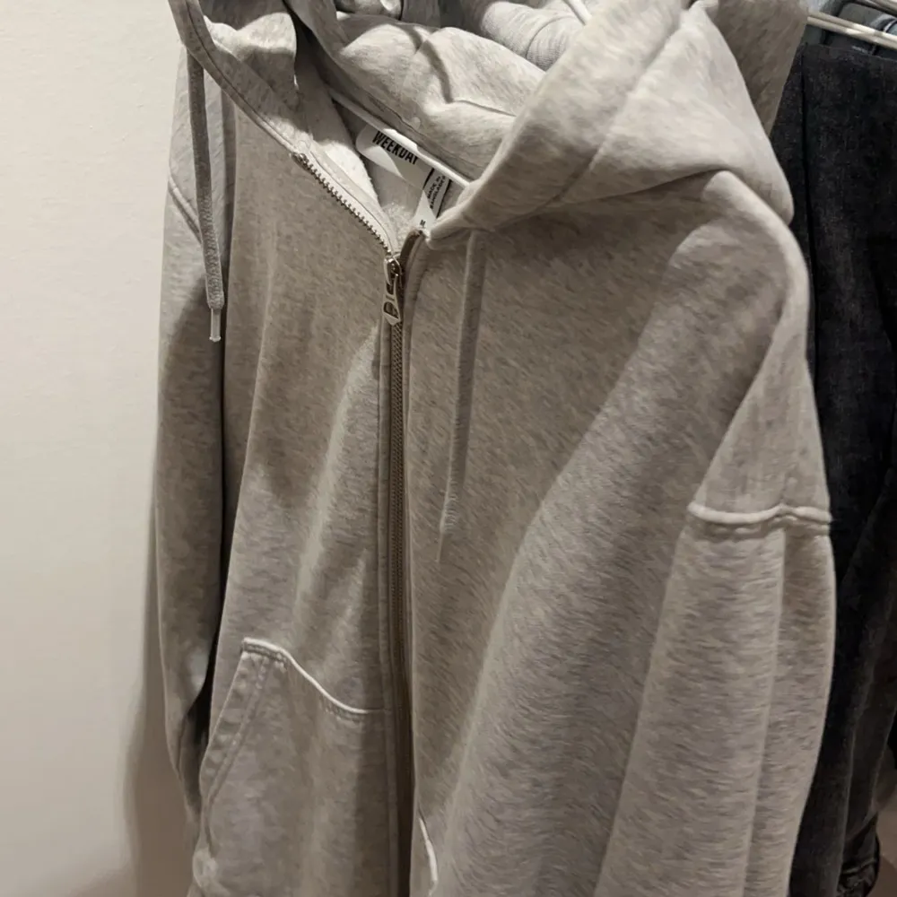 Säljer denna gråa zip hoodie från weekday då den inte används längre. Storlek M. Nypris är 470 kr men säljer för 200. . Hoodies.