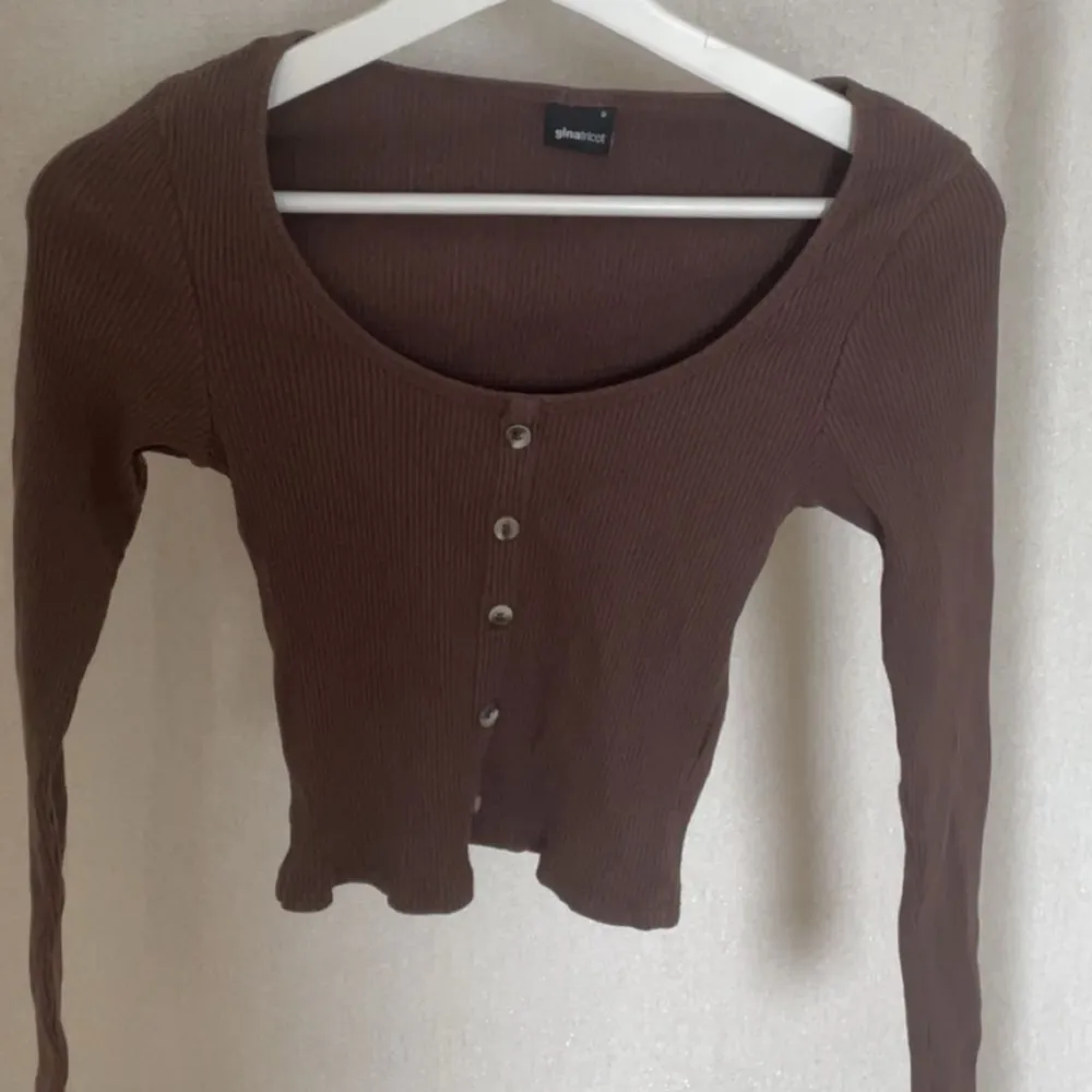 Säljer denna söta bruna tröjan från gina tricot med knappar. Tröjor & Koftor.