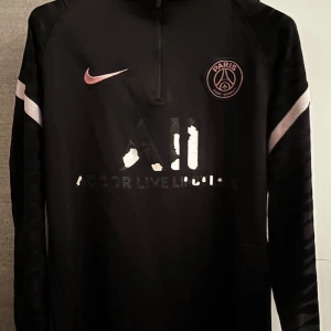 PSG Tracksuit  - 300 KR HELA TRACKSUITEN!! PSG tracksuit i svart och rosa väldigt använd skick Storlek S passar även XS högra dragkedjan på byxan är sönder!