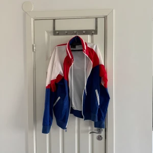 Jacka  - En Nike jacka regn jacka använd kanske 10 gånger riktigt bra material på den inga skador på den heller.