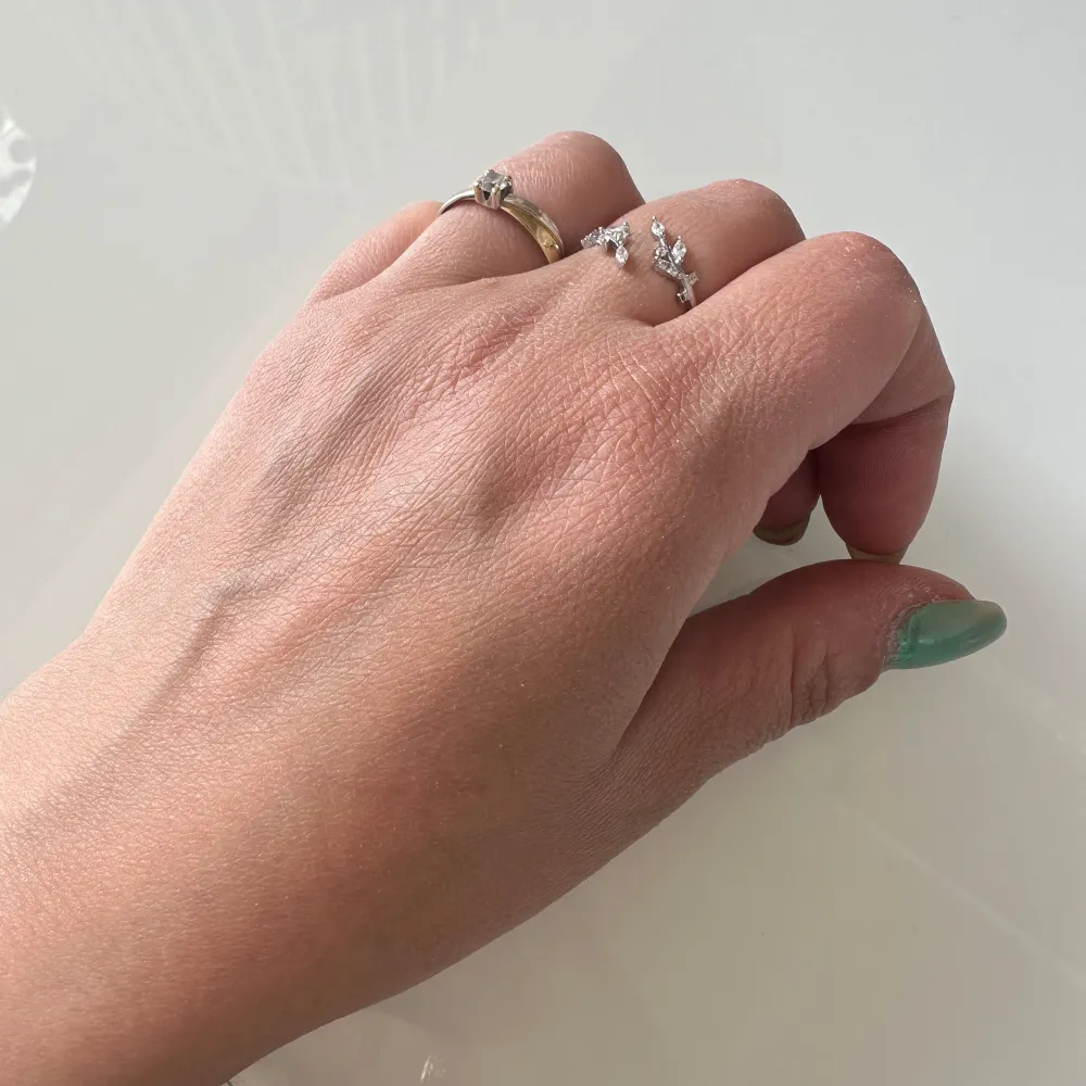 En unik och modern ring med lövliknande design i silver. Handgjord silverring med fin passform som varar genom livet. Justerbar skinande ✨ och i nyskick! Passar perfekt för alla tillfällen 😻. Accessoarer.