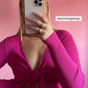 Topp med lång ärmar och knytdetalj - Lånade bilder från hemsidan och även helt slutsålt💕