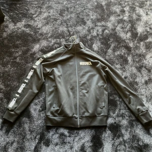 Hoodrich kofta - Skick 9/10 Storlek M Priset är inte bestämt!