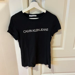 Calvin Klein t-shirt - Säljer min super fina Calvin Klein t-shirt då den tyvärr inte kommer till användning längre. 🤍