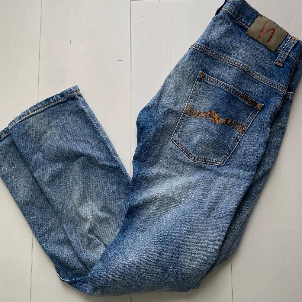 Tja säljer nu dessa sjukt snygga nudie jeans i modellen thinn finn i storlek w33/ L32! Jeansen är i grymt bra skick!  För mer frågor eller bilder är det bara att skriva! Vid snabb affär= billigare pris!. Jeans & Byxor.