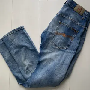 Tja säljer nu dessa sjukt snygga nudie jeans i modellen thinn finn i storlek w33/ L32! Jeansen är i grymt bra skick!  För mer frågor eller bilder är det bara att skriva! Vid snabb affär= billigare pris!