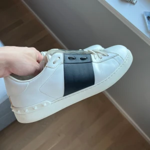 Valentino open - Säljer nu ett par Valentino opens(svart). Superfint skick! En dustbag fås med