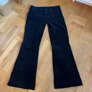 Lågmidjade manchesterbyxor - Svarta lågmidjade manchesterbyxor. Inga bakfickor, men två mindre fickor på framsidan. De har varit uppsydda men sen nedsläppta igen, så visst slitage finns. Storlek 40, men passar S/M men de är lite korta på mig som är 166.