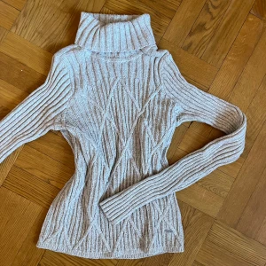 Beige polotröja - Så gosig polotröja från hollister. Den är jättemjuk och stretchig, så bör passa fler storlekar.