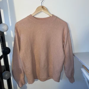 Stickad Tröja - Rosa stickad tröja från hm jättefin och skön på en sommarkväll över en klänning 😍