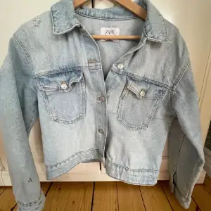 Jättefin jeansjacka från Zara som jag säljer vidare från plick då jag hittade en annan jacka efter jag köpt denna, (den jag köpte avs bilder). Inga defekter eller något!💞