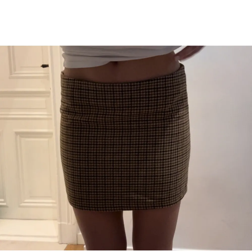säljer denna jätte söta mini skirt!! perfekt för hösten och har inga defekter alls. har använt den max 2 gånger o köpte för ungefär 300kr💕 storlek är onesize men passar xs-m! säljs inte längre på hemsidan✌️. Kjolar.