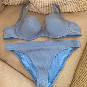 Blå glitter bikini-set  H&M  Behå: 80D Trosa: L