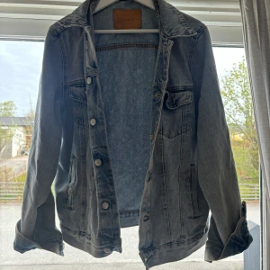 Jeansjacka - En snygg jeansjacka med den perfekta blåa färgen!🌸superfin att ha till sommaren och våren.