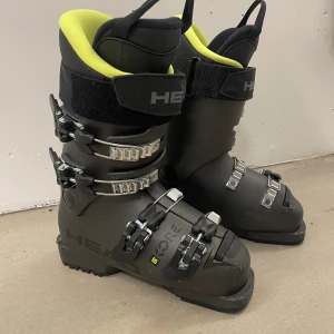 Juniorpjäxor  - Head Kore 60 alpinpjäxa för juniorer. Storlek 22-22,5 (motsvarar 35-36). Mycket bra skick, endast använda en helg.