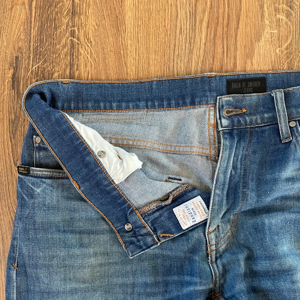 Säljer nu ett par feta Tiger of Sweden jeans i modellen pistolero 💯|Perfekta inför sommaren 🏡 | Skick: 8/10⭐️ | Storlek: 30/32📏|Modellen på bilden är ca 185 för referens| Pris: 499 kr 💰 (diskuterbart) Hör av er vid minsta fundering!☺️. Jeans & Byxor.