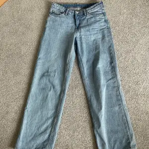 jeans från weekday, ”ample low loose” säljer eftersom dom aldrig kommer till användning för mig! använda max 10 gånger 🙌🏻stolek W27 L34, köpta för 590kr!