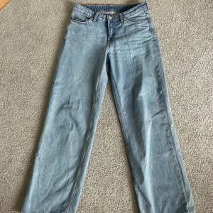 JEANS - jeans från weekday, ”ample low loose” säljer eftersom dom aldrig kommer till användning för mig! använda max 10 gånger 🙌🏻stolek W27 L34, köpta för 590kr!