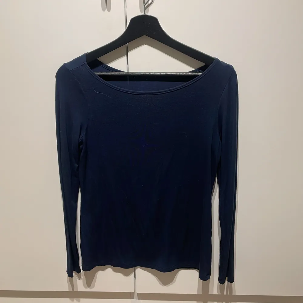 Säljer denna marinblåa tröja som jag använt fåtal kommer men är som nyskick inga defekter alls💓. Tröjor & Koftor.